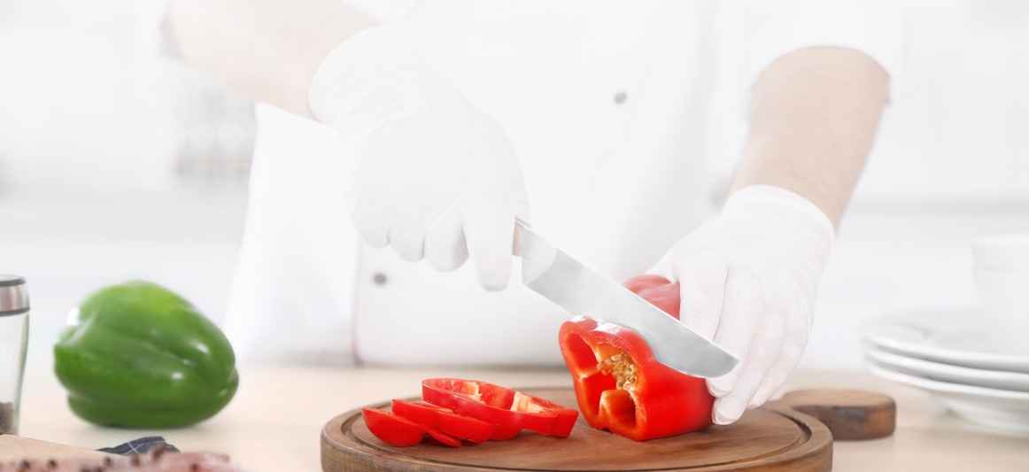 Chef découpe poivrons et légumes